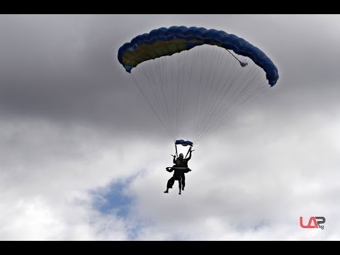 Ангел Петричев скочи с парашут