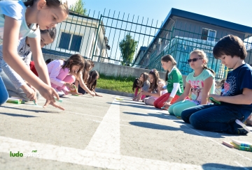 1 юни на стадиона с рисунки на тема "Детска усмивка за шампиони"