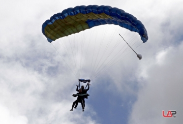 Петричев скочи с парашут