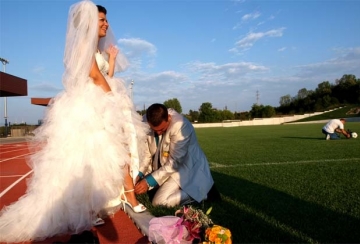 Младоженци си биха дузпи на терена на "Лудогорец"