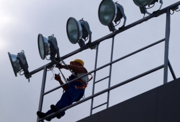 СНИМКИ: 178 лампи ще осветяват „Лудогорец Арена”