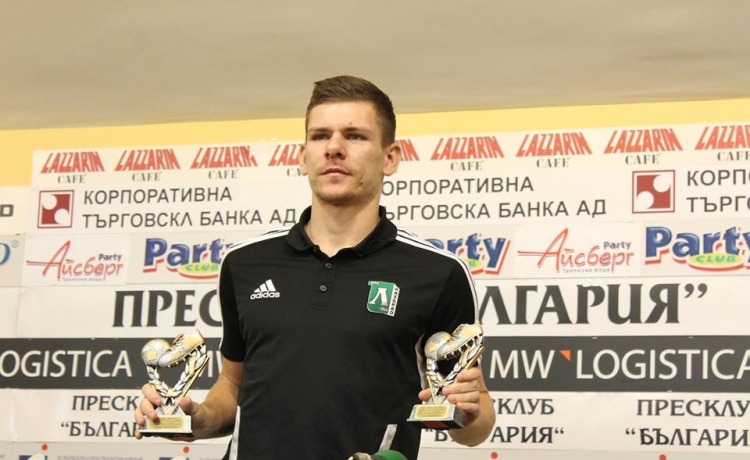 Роман Безяк с отличие за играч на 14-ти и 16-ти кръг