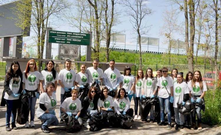 Фенове на Лудогорец и футболисти се включиха в кампанията "Да изчистим България за един ден"