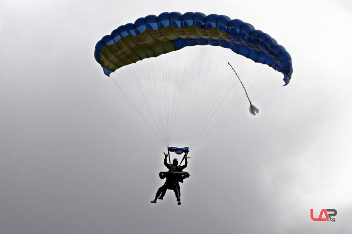 Петричев скочи с парашут