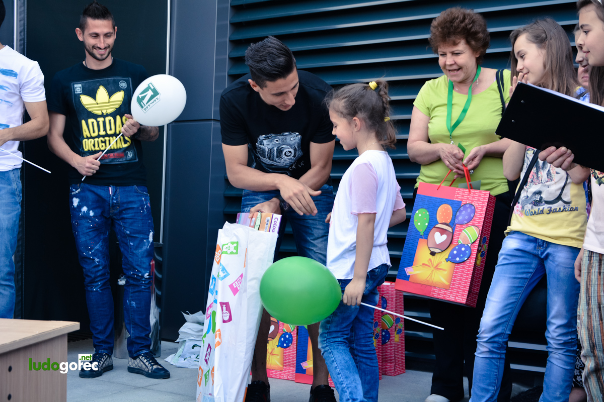 1 юни на стадиона с рисунки на тема "Детска усмивка за шампиони"